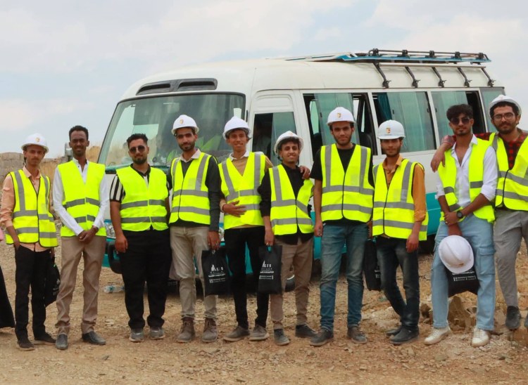 جامعة العلوم الحديثة : طلبة العمارة بكلية الهندسة ينفذون نزولاً ميدانياً إلى مشروع شاليه سياحي ضمن الدورة التدريبية بالمكاتب الهندسية