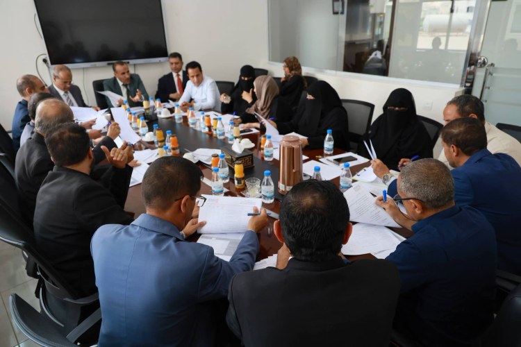 جامعة الرشيد الذكية: مجلس العمداء يناقش تطوير الأداء الأكاديمي ويؤكد مواصلة مسيرة الجودة والتميز
