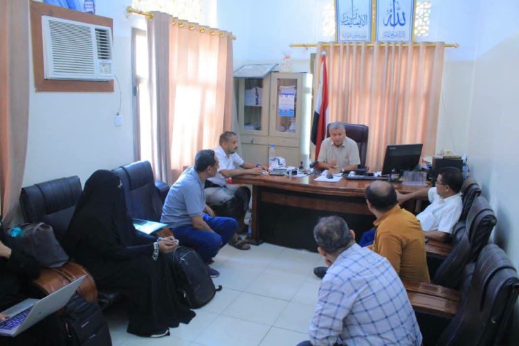 جامعة الحديدة : رئيس الجامعة يلتقي لجنة إعداد التقرير السنوي لمناقشة سرعة الإنجاز في التفرير: