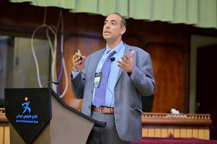 جامعة الرشيد الذكية : رئيس قسم طب وجراحة الفم والأسنان يستعرض أحدث المستجدات في غسيل مفصل الفك خلال الملتقى اليمني الثالث لطب الأسنان