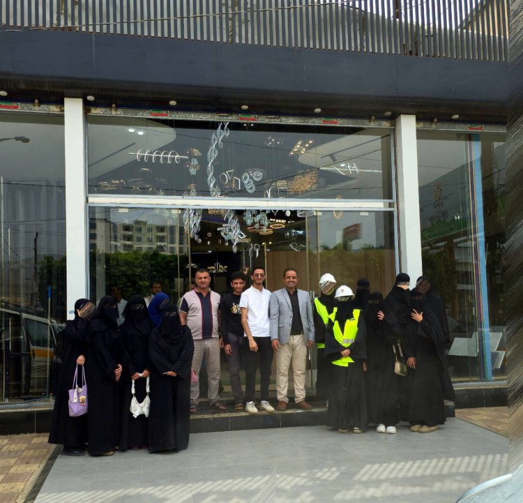 جامعة العلوم الحديثة : في إطار الربط بين التعليم الأكاديمي والواقع المهني.. طلبة التصميم الداخلي ينفّذون زيارة ميدانية لمؤسسات ديكورية متخصصة