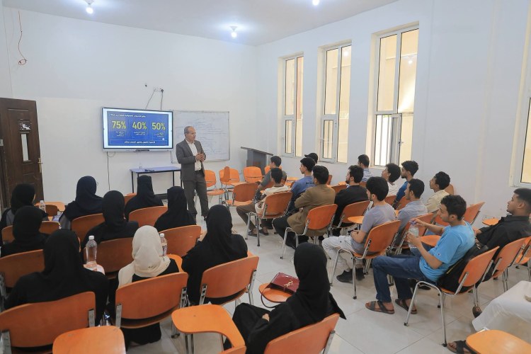 جامعة الرشيد الذكية تواصل تمكين خريجي الثانوية عبر الدورة السادسة لاختيار التخصص الجامعي